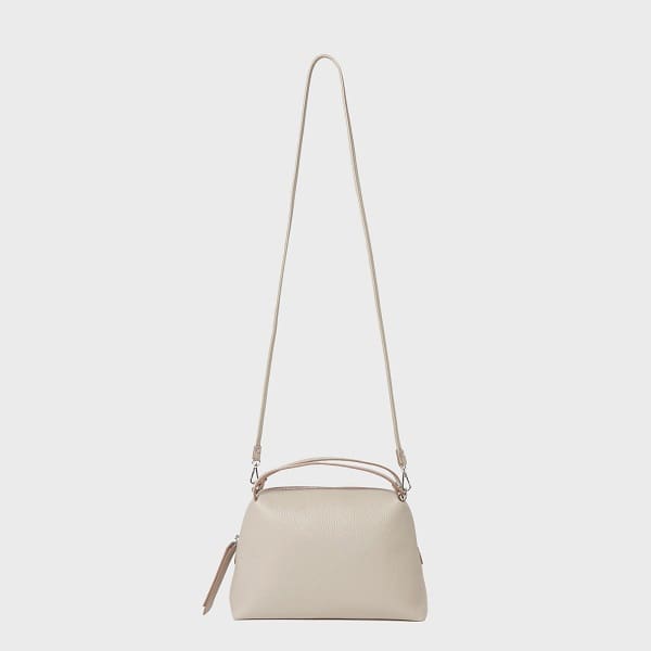 De GIANNI CHIARINI ALIFA crossbody tas gemaakt van Italiaans beige leer heeft een minimalistisch ontwerp, verstelbare riemen, korte hengsels en een bovenkant met ritssluiting.
